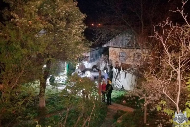 Accident TRAGIC la Dubăsari. Un bărbat a murit, după ce a lăsat o femeie BEATĂ să-i conducă maşina (FOTO)