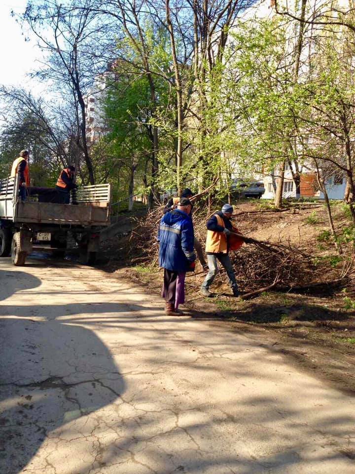 Marea salubrizare în Capitală. Sute de oameni s-au mobilizat şi au făcut curat în oraş (FOTO)