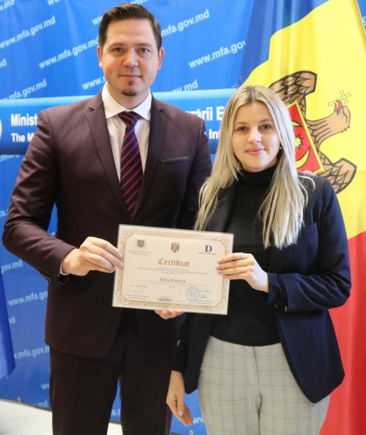 Ei sunt viitorii diplomaţi. Cincisprezece tineri din țara noastră au absolvit Institutul Diplomatic