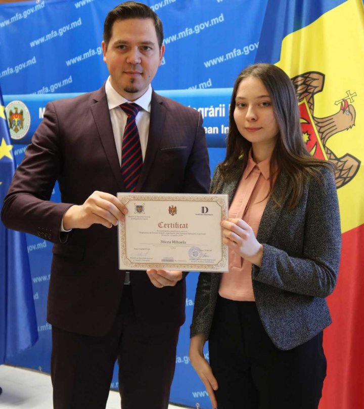 Ei sunt viitorii diplomaţi. Cincisprezece tineri din țara noastră au absolvit Institutul Diplomatic