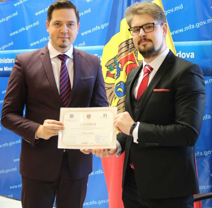 Ei sunt viitorii diplomaţi. Cincisprezece tineri din țara noastră au absolvit Institutul Diplomatic