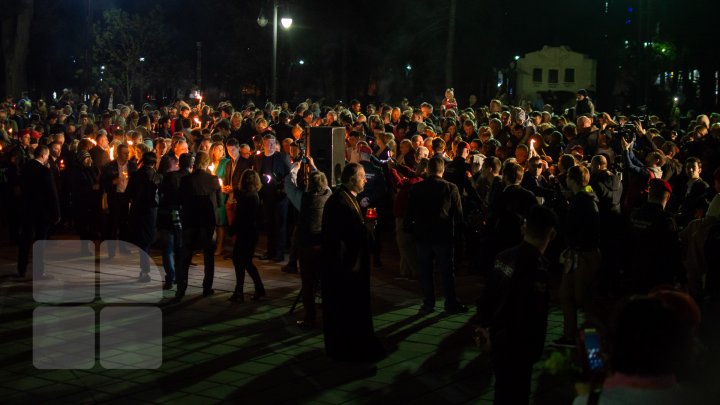 Focul Haric a ajuns în Moldova. Sute de enoriași au venit după Lumina Sfântă (FOTOREPORT)