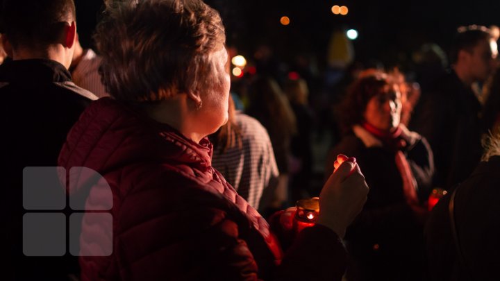 Focul Haric a ajuns în Moldova. Sute de enoriași au venit după Lumina Sfântă (FOTOREPORT)