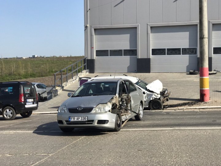 Accident VIOLENT în Capitală. Două maşini s-au tamponat frontal. Şoferii sunt la spital (VIDEO)