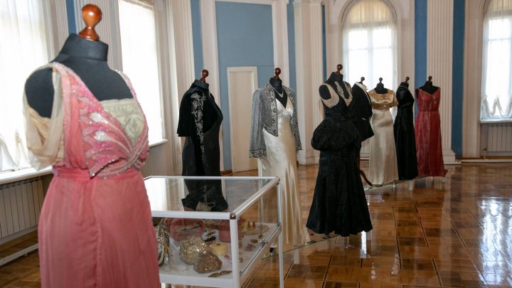 Colecţie UNICĂ şi FAIMOASĂ. O expoziţie cu ţinute şi accesorii, care valorează circa 250 de mii de dolari, deschisă la Chişinău