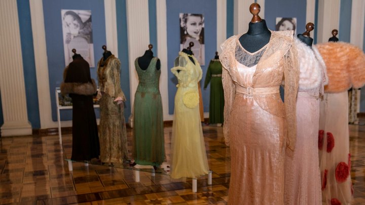 Colecţie UNICĂ şi FAIMOASĂ. O expoziţie cu ţinute şi accesorii, care valorează circa 250 de mii de dolari, deschisă la Chişinău