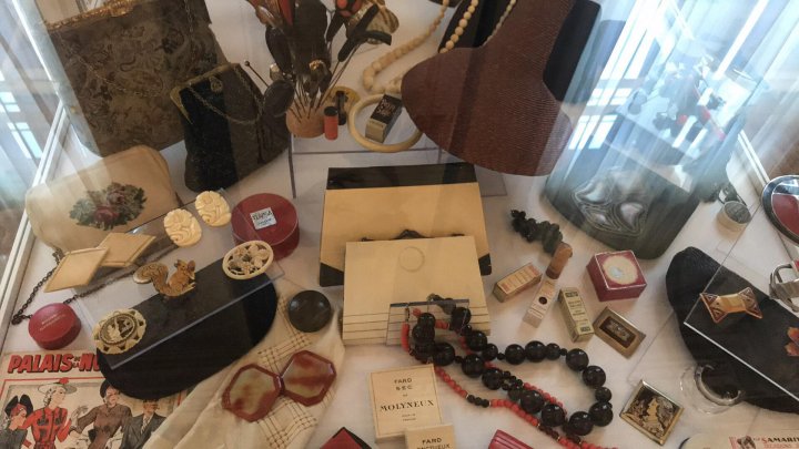 Colecţie UNICĂ şi FAIMOASĂ. O expoziţie cu ţinute şi accesorii, care valorează circa 250 de mii de dolari, deschisă la Chişinău