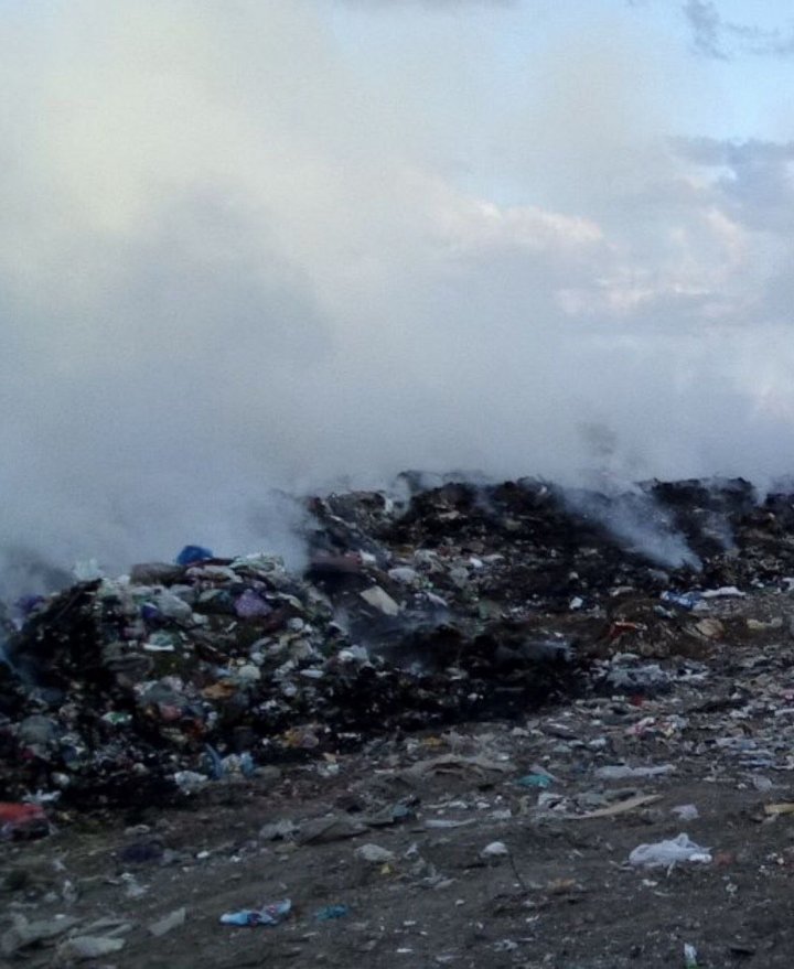 ARDE gunoiştea de la Străşeni. Oraşul, PLIN DE FUM. Pompierii, la faţa locului (FOTO)