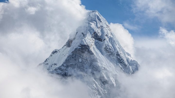 Un nepalez a stabilit un nou record mondial în alpinism. Bărbatul a urcat pentru a 24-a oară pe Everest