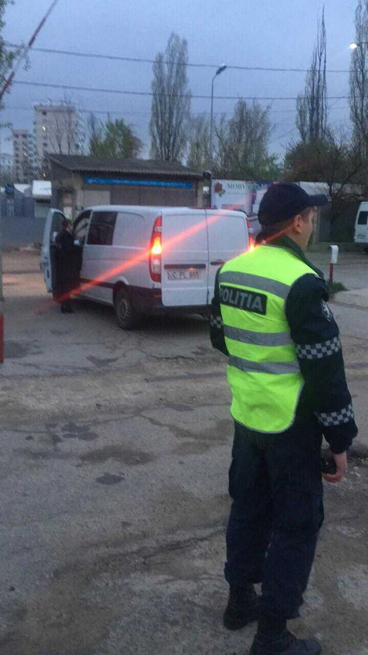 Vânzătorii de flori, vizitaţi de inspectorii fiscali. Ce s-a întâmplat aseară la piaţa angro din Capitală (FOTO)