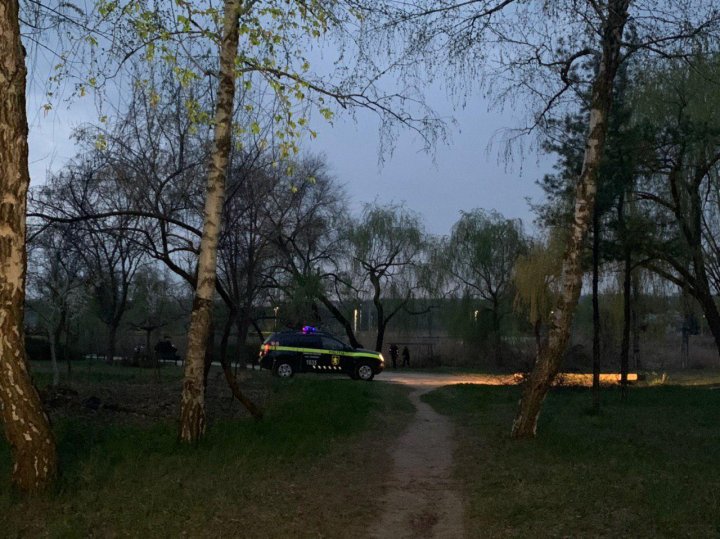 MACABRU. Corpul neînsufleţit al unui bebeluş, pus într-o sacoşă şi aruncat în parcul La Izvor din Capitală (FOTO)