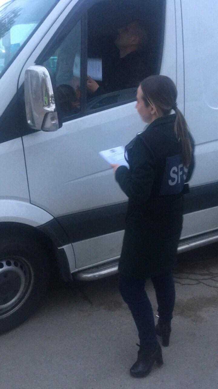 Vânzătorii de flori, vizitaţi de inspectorii fiscali. Ce s-a întâmplat aseară la piaţa angro din Capitală (FOTO)