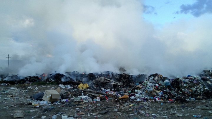 ARDE gunoiştea de la Străşeni. Oraşul, PLIN DE FUM. Pompierii, la faţa locului (FOTO)