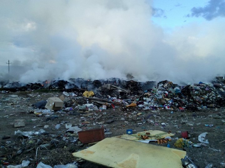 ARDE gunoiştea de la Străşeni. Oraşul, PLIN DE FUM. Pompierii, la faţa locului (FOTO)