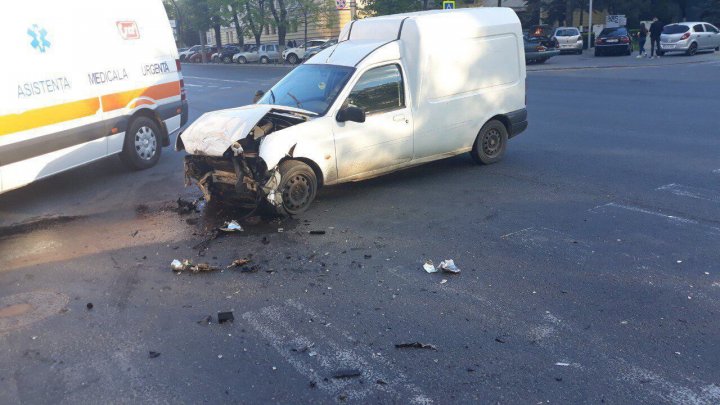 Accident în Centrul Capitalei. Ce s-a întâmplat după ce un şofer a IGNORAT semnalul ROŞU al semaforului (FOTO, VIDEO)