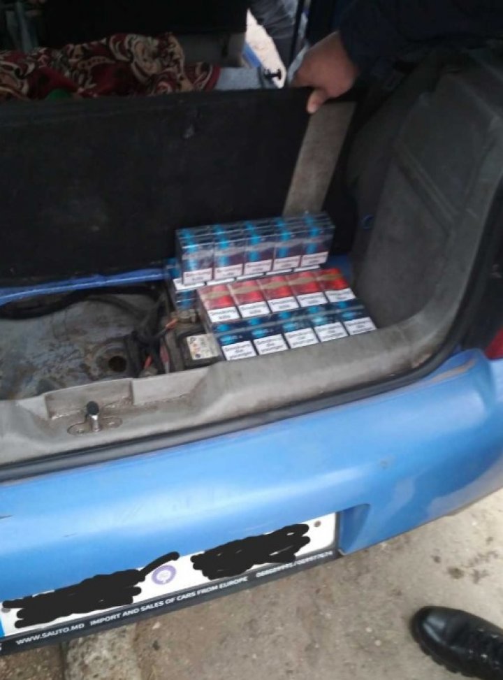Percheziţii la domiciile a trei bărbaţi din Lipcani: Vindeau ţigări de CONTRABANDĂ din Ucraina în pieţile din localitate (FOTO)