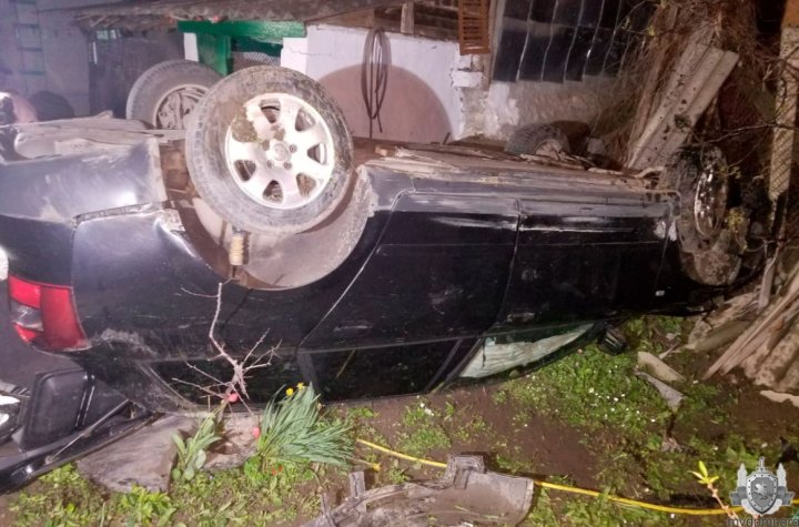 Accident TRAGIC la Dubăsari. Un bărbat a murit, după ce a lăsat o femeie BEATĂ să-i conducă maşina (FOTO)