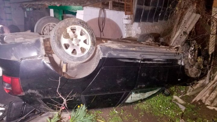 Accident TRAGIC la Dubăsari. Un bărbat a murit, după ce a lăsat o femeie BEATĂ să-i conducă maşina (FOTO)