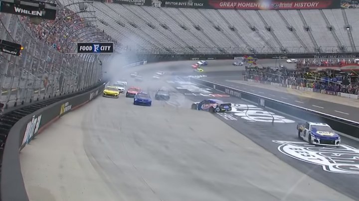 LANŢ DE ACCIDENTE ÎN NASCAR. Pilotul Aric Almirola a fost nevoit să abandoneze