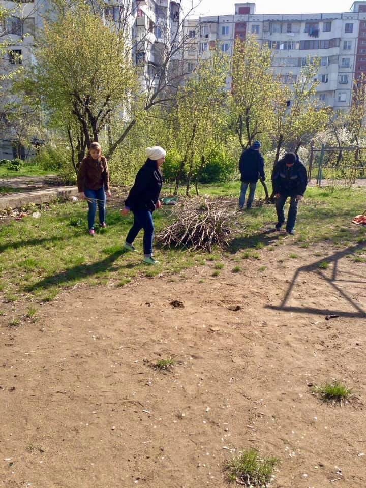 Marea salubrizare în Capitală. Sute de oameni s-au mobilizat şi au făcut curat în oraş (FOTO)