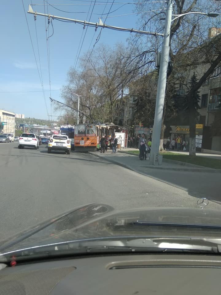 Un troleibuz a intrat într-o staţie de aşteptare pe bulevardul Constantin Negruzzi din Capitală. Cum a fost posibil (VIDEO/FOTO) 