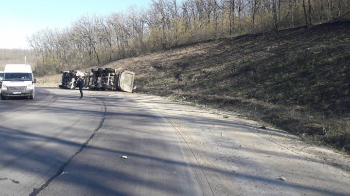 Un camion ÎNCĂRCAT cu prundiș s-a RĂSTURNAT în apropiere de Rusca. Șoferul, internat la spital (FOTO)