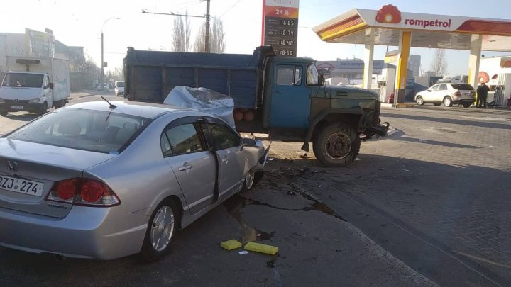 O şoferiţă din Capitală a ajuns la spital după ce maşina în care se afla a fost lovită violent de un camion (FOTO)