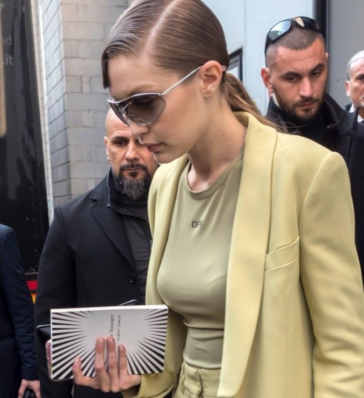 Bella şi Gigi Hadid au creat un NOU TREND. Pentru ce accesoriu optează supermodelele în acest SEZON