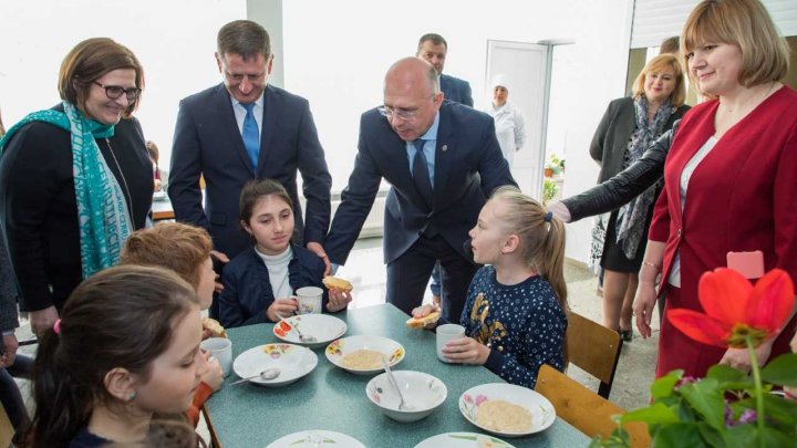 Pavel Filip, despre noul model de alimentație a copiilor în grădiniţele din Strășeni: Sunt sigur că proiectul va fi extins în toată ţara