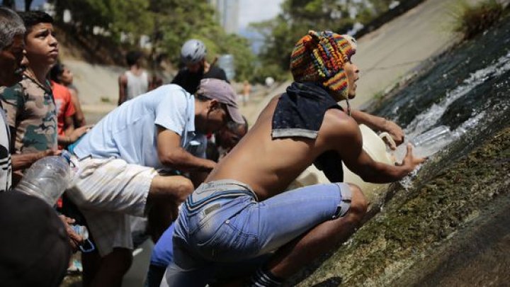 Au spart marţi baricadele. Mii de venezueleni au traversat graniţa cu Colombia