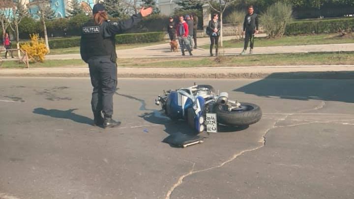 ACCIDENT cu implicarea unei motociclete, în Capitală. Şoferul, transportat LA SPITAL