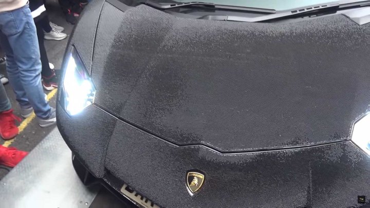 O tânără din Moldova a ŞOCAT Anglia! Şi-a încrustat automobilul cu 2.000.000 de cristale Swarovski (IMAGINI SPECTACULOASE)