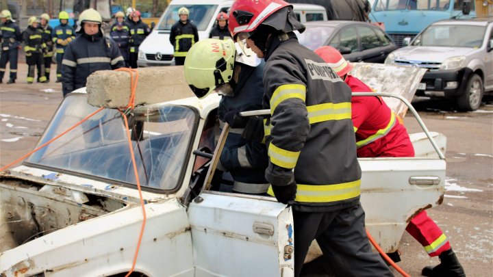 Pompierii au simulat stingerea unui incendiu izbucnit la un transformator electric (VIDEO)