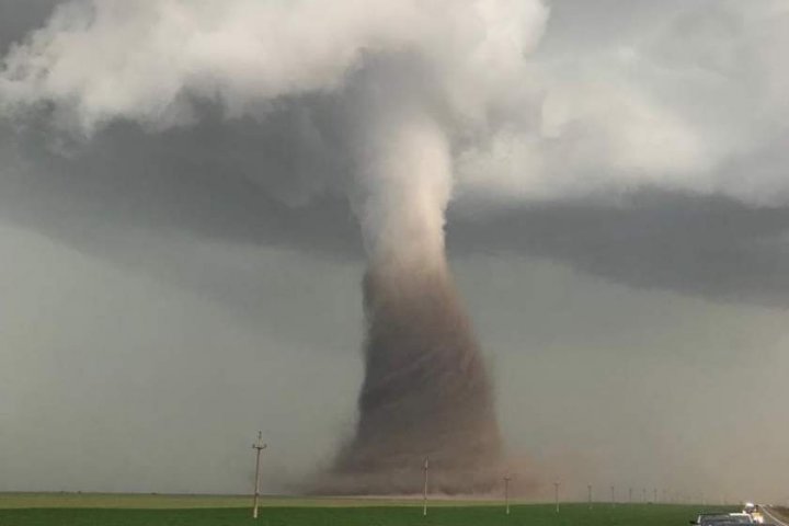 TORNADĂ URIAȘĂ în apropiere de Moldova. Șoferii s-au oprit speriați și au filmat fenomenul (VIDEO)