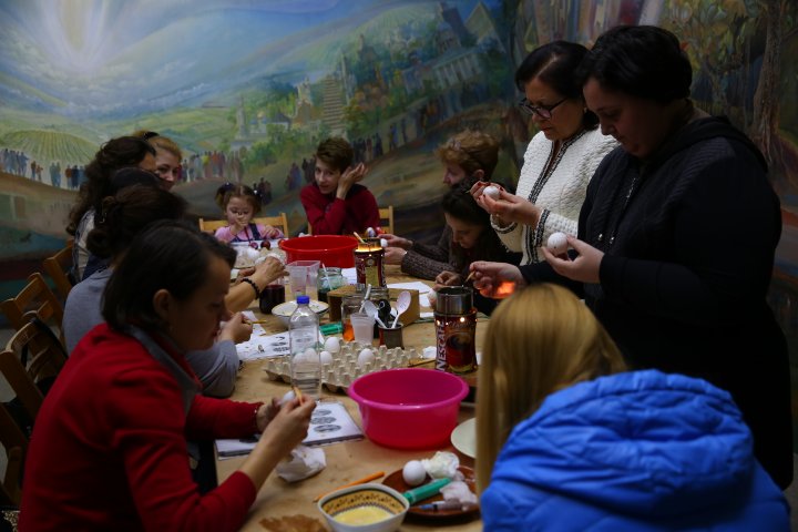 În atelierul de ÎNCONDEIERE a OUĂLOR PASCALE de la Muzeul Naţional de Etnografie şi Istorie Naturală munca e ÎN TOI (FOTOREPORT)