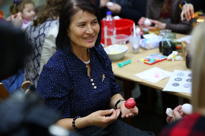 În atelierul de ÎNCONDEIERE a OUĂLOR PASCALE de la Muzeul Naţional de Etnografie şi Istorie Naturală munca e ÎN TOI (FOTOREPORT)