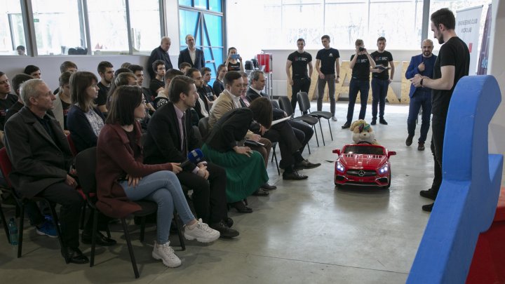 Autonomus Driving Bootcamp: Zeci de tineri ingineri s-au întrecut în a crea MAŞINI care pot fi conduse la distanţă (FOTOREPORT)