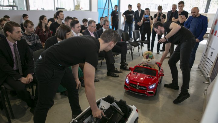 Autonomus Driving Bootcamp: Zeci de tineri ingineri s-au întrecut în a crea MAŞINI care pot fi conduse la distanţă (FOTOREPORT)