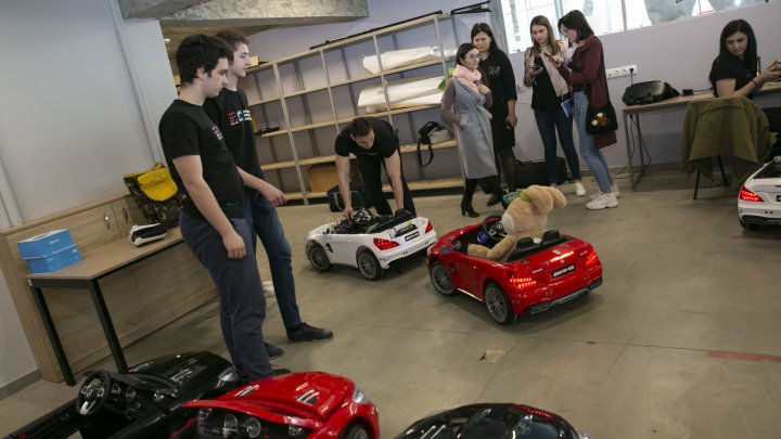 Autonomus Driving Bootcamp: Zeci de tineri ingineri s-au întrecut în a crea MAŞINI care pot fi conduse la distanţă (FOTOREPORT)