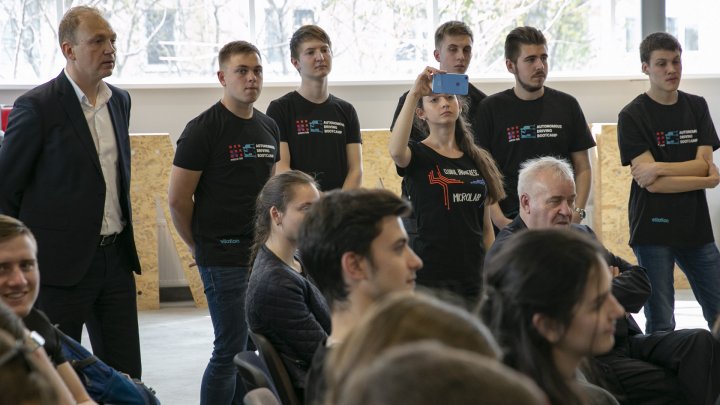 Autonomus Driving Bootcamp: Zeci de tineri ingineri s-au întrecut în a crea MAŞINI care pot fi conduse la distanţă (FOTOREPORT)