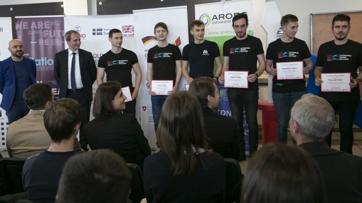 Autonomus Driving Bootcamp: Zeci de tineri ingineri s-au întrecut în a crea MAŞINI care pot fi conduse la distanţă (FOTOREPORT)