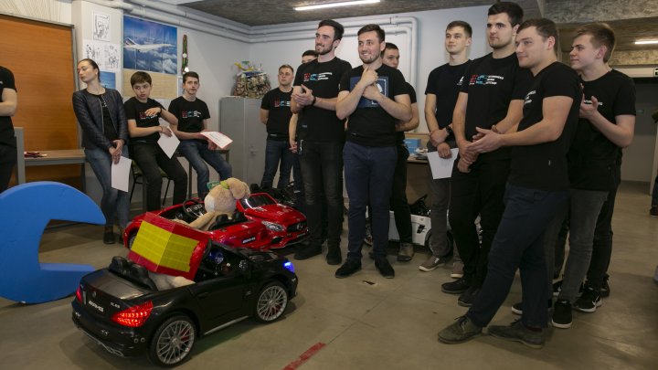 Autonomus Driving Bootcamp: Zeci de tineri ingineri s-au întrecut în a crea MAŞINI care pot fi conduse la distanţă (FOTOREPORT)