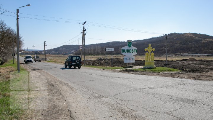 Drumul de la intrarea în comuna Budești a intrat în reparației. Muncitorii au început lucrările (FOTOREPORT)