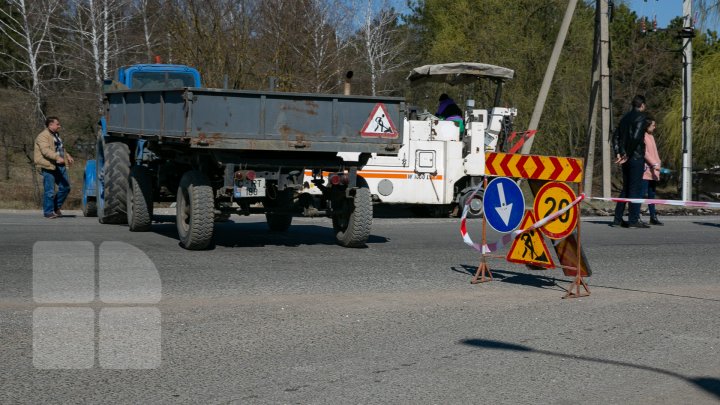 Drumul de la intrarea în comuna Budești a intrat în reparației. Muncitorii au început lucrările (FOTOREPORT)