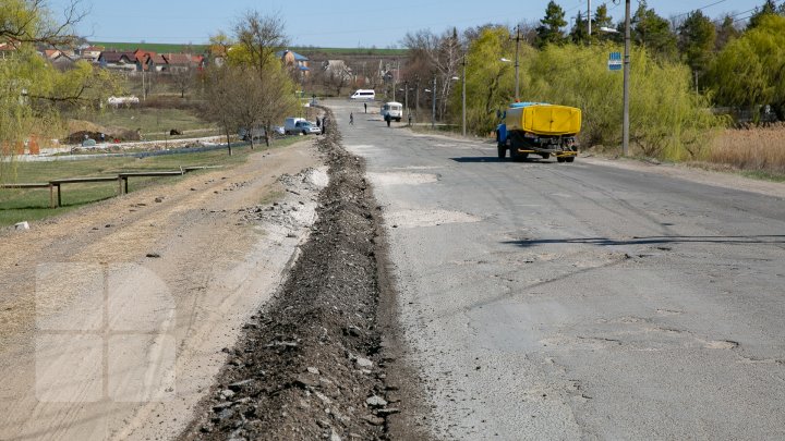 Drumul de la intrarea în comuna Budești a intrat în reparației. Muncitorii au început lucrările (FOTOREPORT)