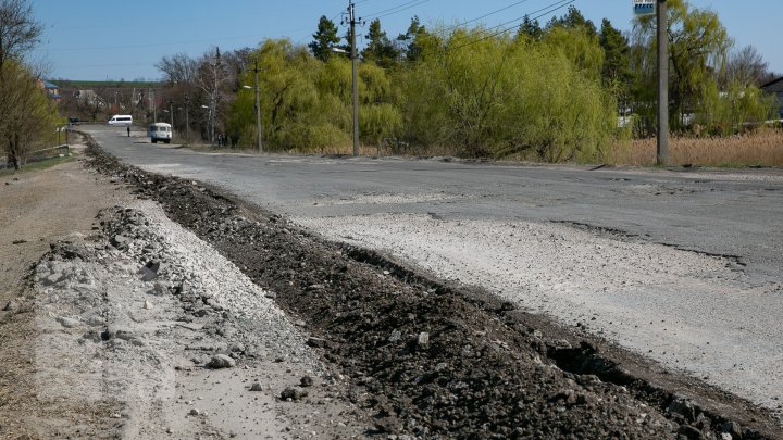 Drumul de la intrarea în comuna Budești a intrat în reparației. Muncitorii au început lucrările (FOTOREPORT)