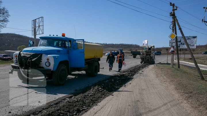 Drumul de la intrarea în comuna Budești a intrat în reparației. Muncitorii au început lucrările (FOTOREPORT)