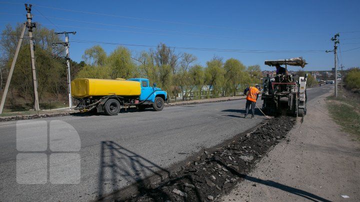 Drumul de la intrarea în comuna Budești a intrat în reparației. Muncitorii au început lucrările (FOTOREPORT)