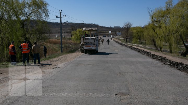 Drumul de la intrarea în comuna Budești a intrat în reparației. Muncitorii au început lucrările (FOTOREPORT)