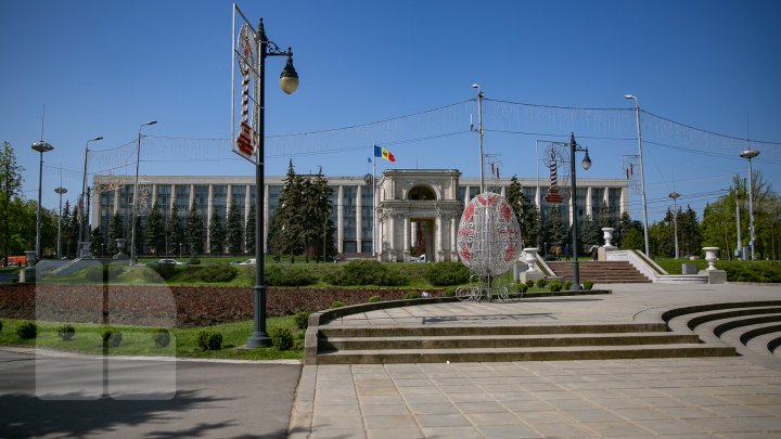 Scuarul Catedralei, în straie de sărbătoare. Ce spun tinerii care au mers să se plimbe prin parc (FOTOREPORT)